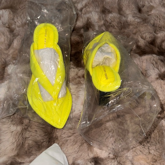 Good American heels in neon green size 8 (fits like 7.5) - Picture 2 of 3